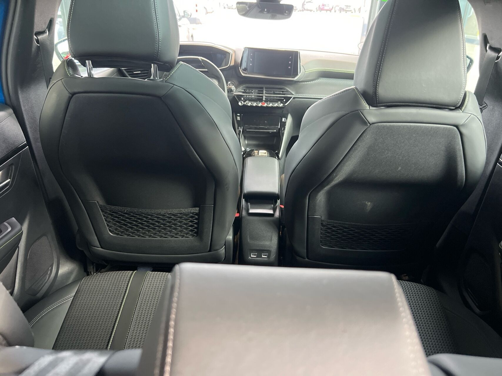Blå Peugeot e-208 fra 2023