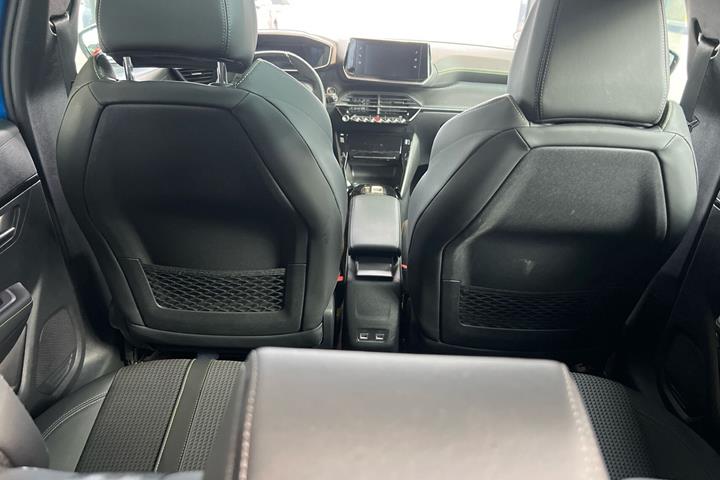 Blå Peugeot e-208 fra 2023
