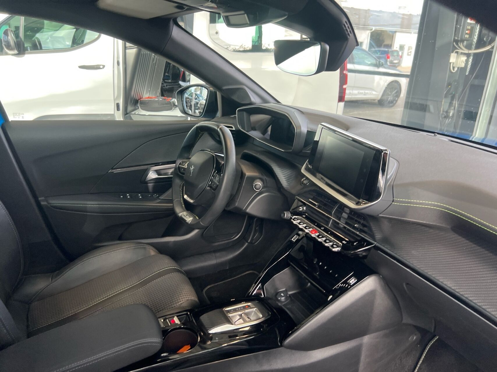 Blå Peugeot e-208 fra 2023