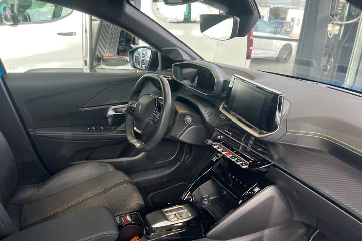 Blå Peugeot e-208 fra 2023