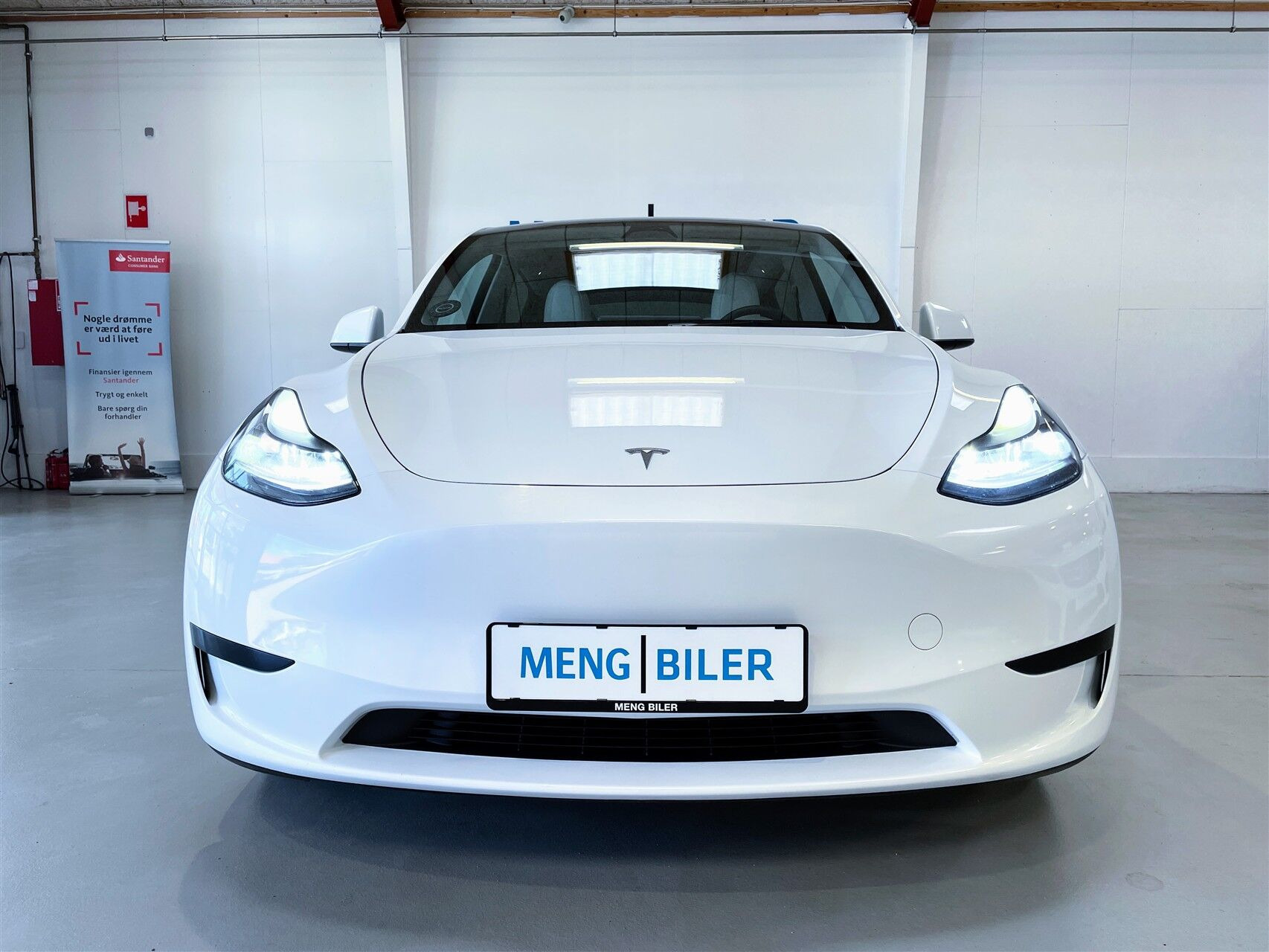 Hvid Tesla Model Y fra 2023