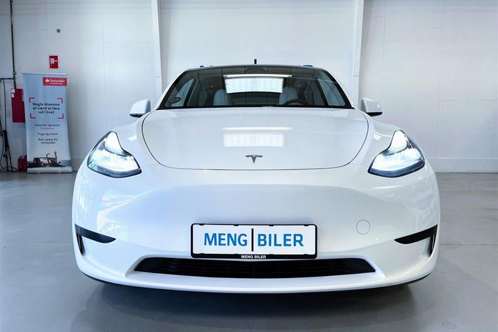Hvid Tesla Model Y fra 2023