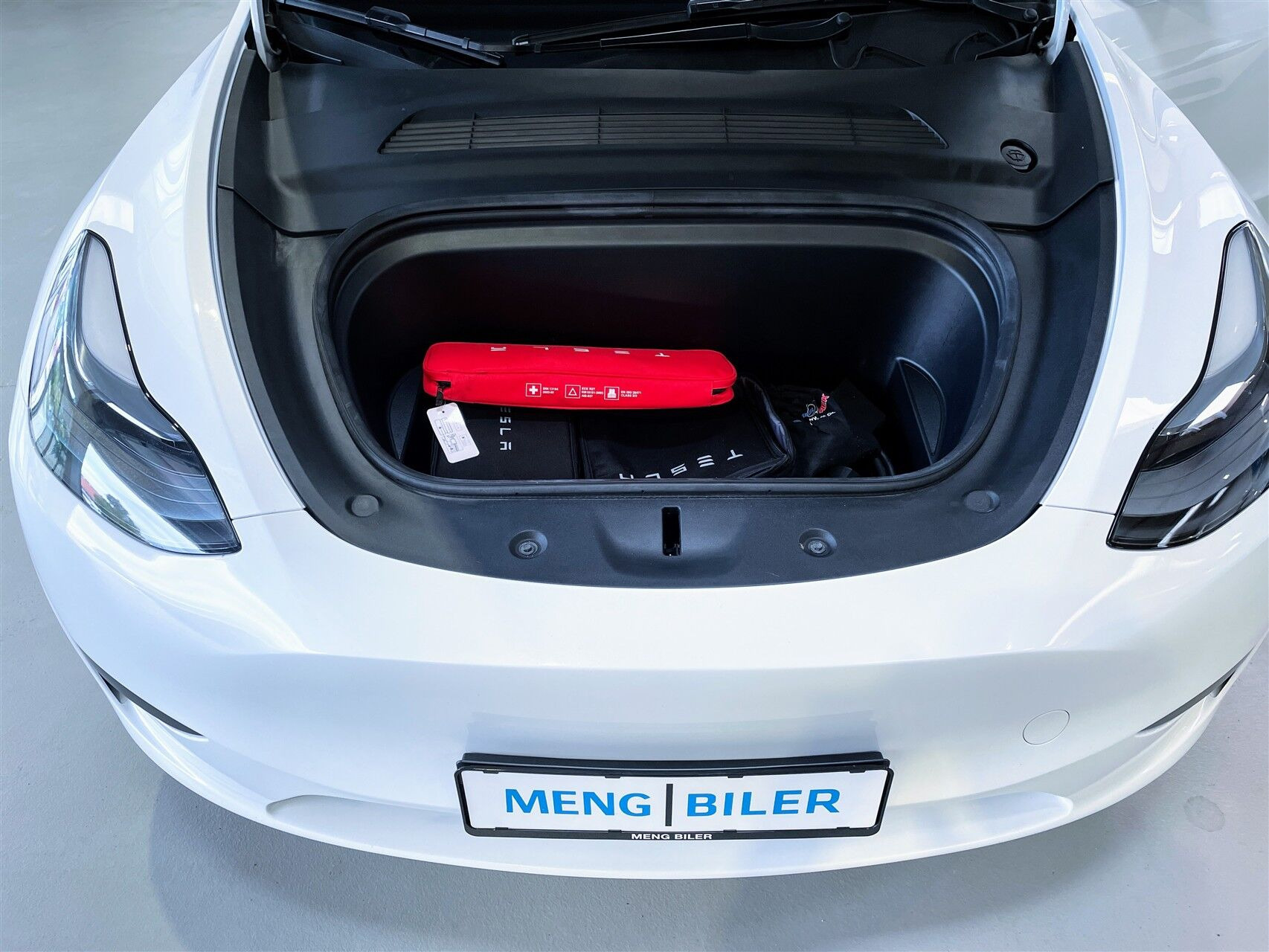 Hvid Tesla Model Y fra 2023