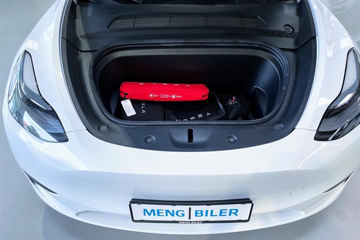Hvid Tesla Model Y fra 2023