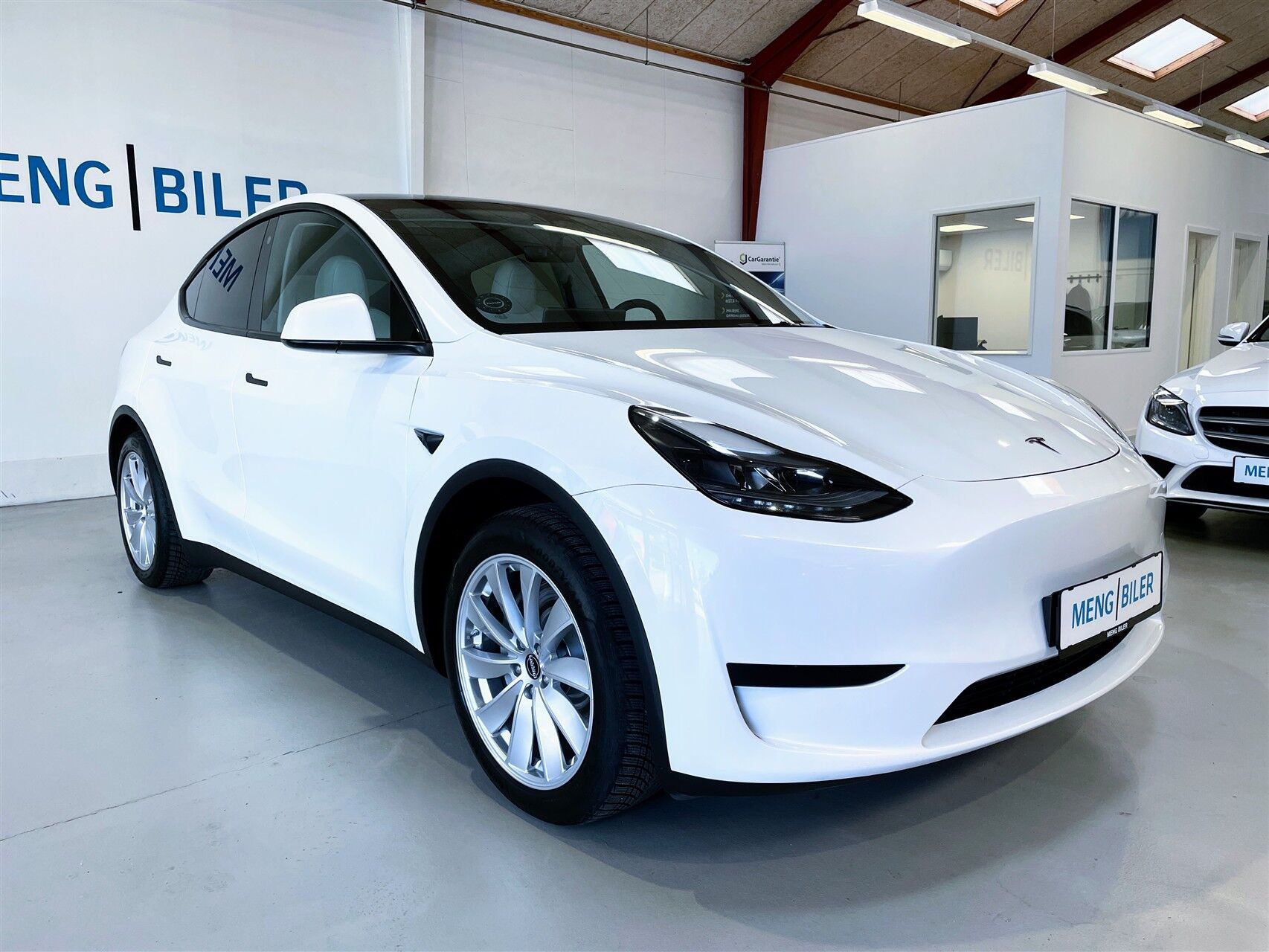Hvid Tesla Model Y fra 2023