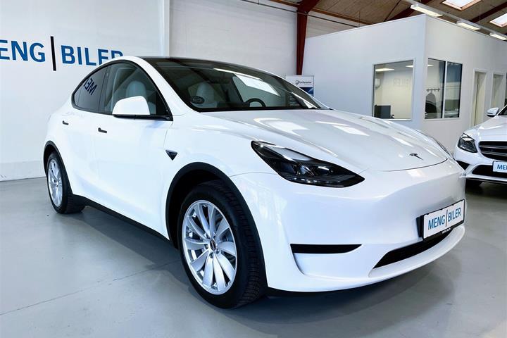 Hvid Tesla Model Y fra 2023