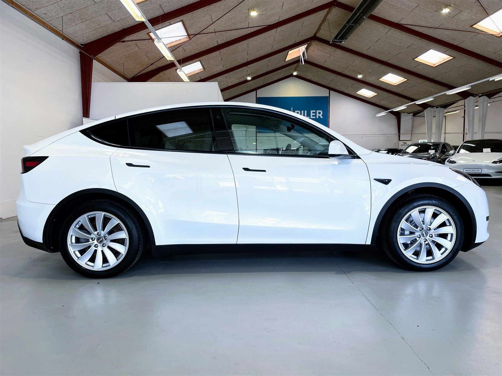 Hvid Tesla Model Y fra 2023