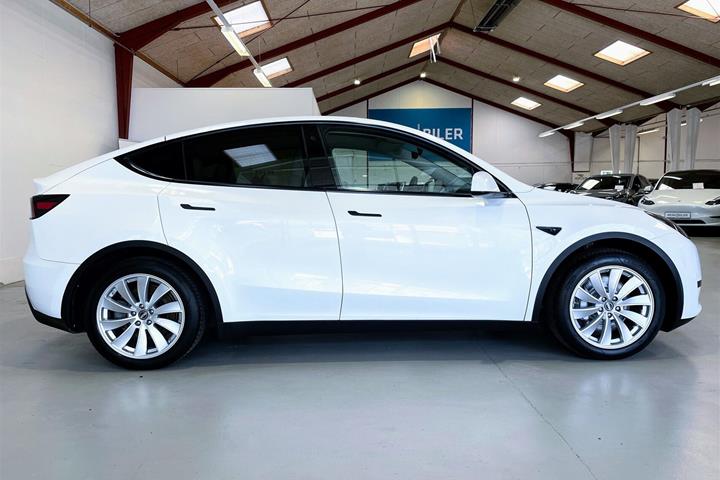 Hvid Tesla Model Y fra 2023