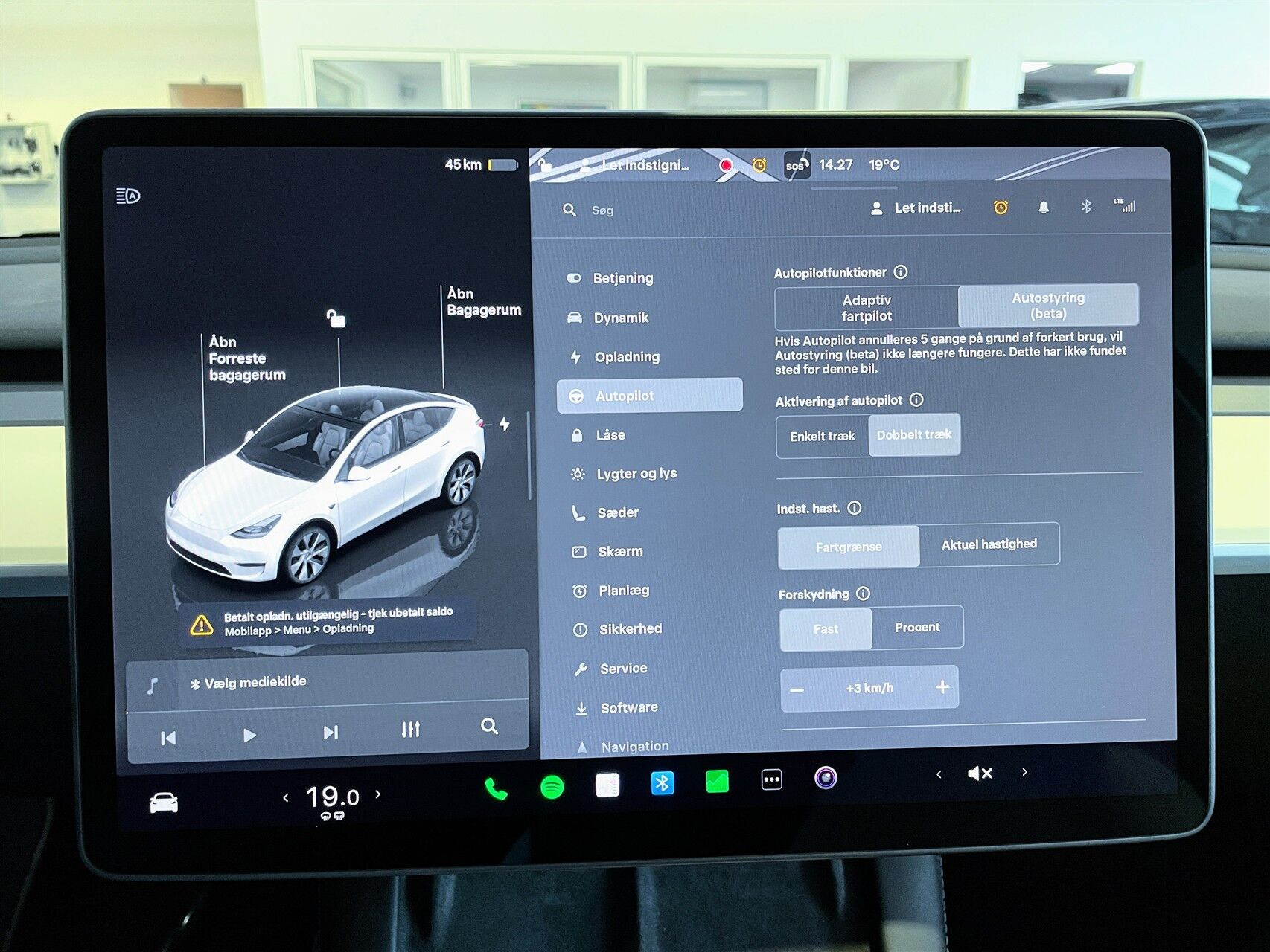 Hvid Tesla Model Y fra 2023
