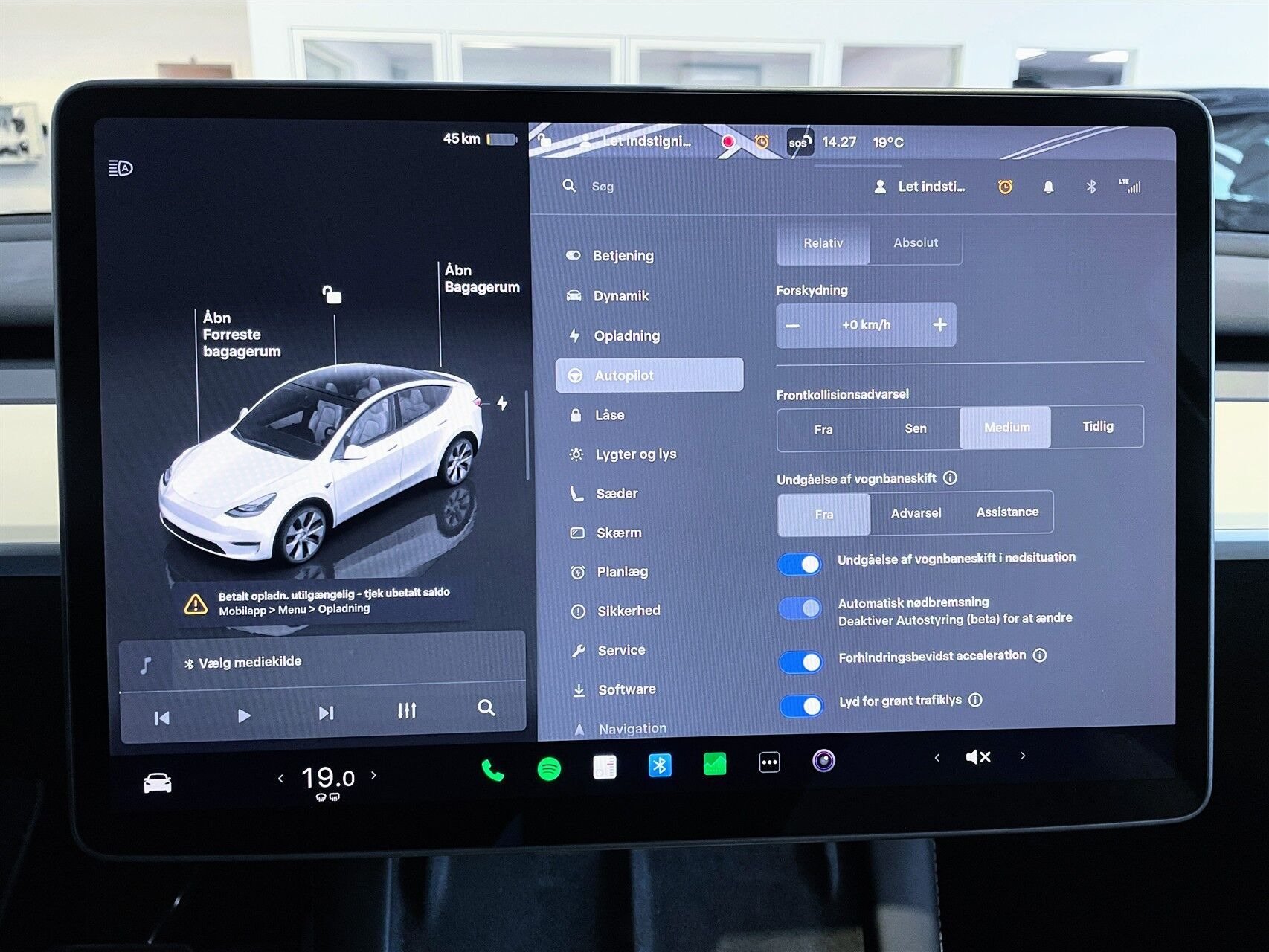 Hvid Tesla Model Y fra 2023