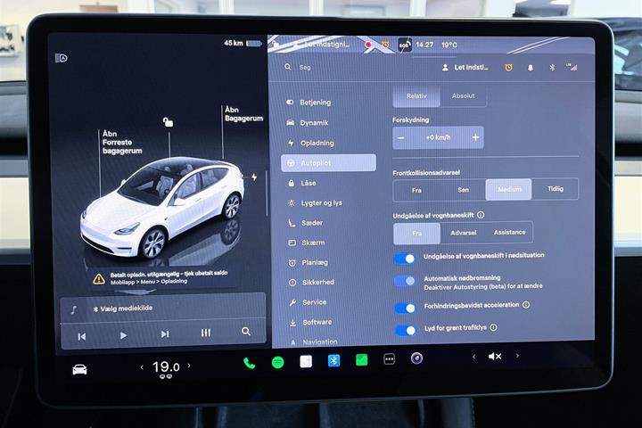 Hvid Tesla Model Y fra 2023