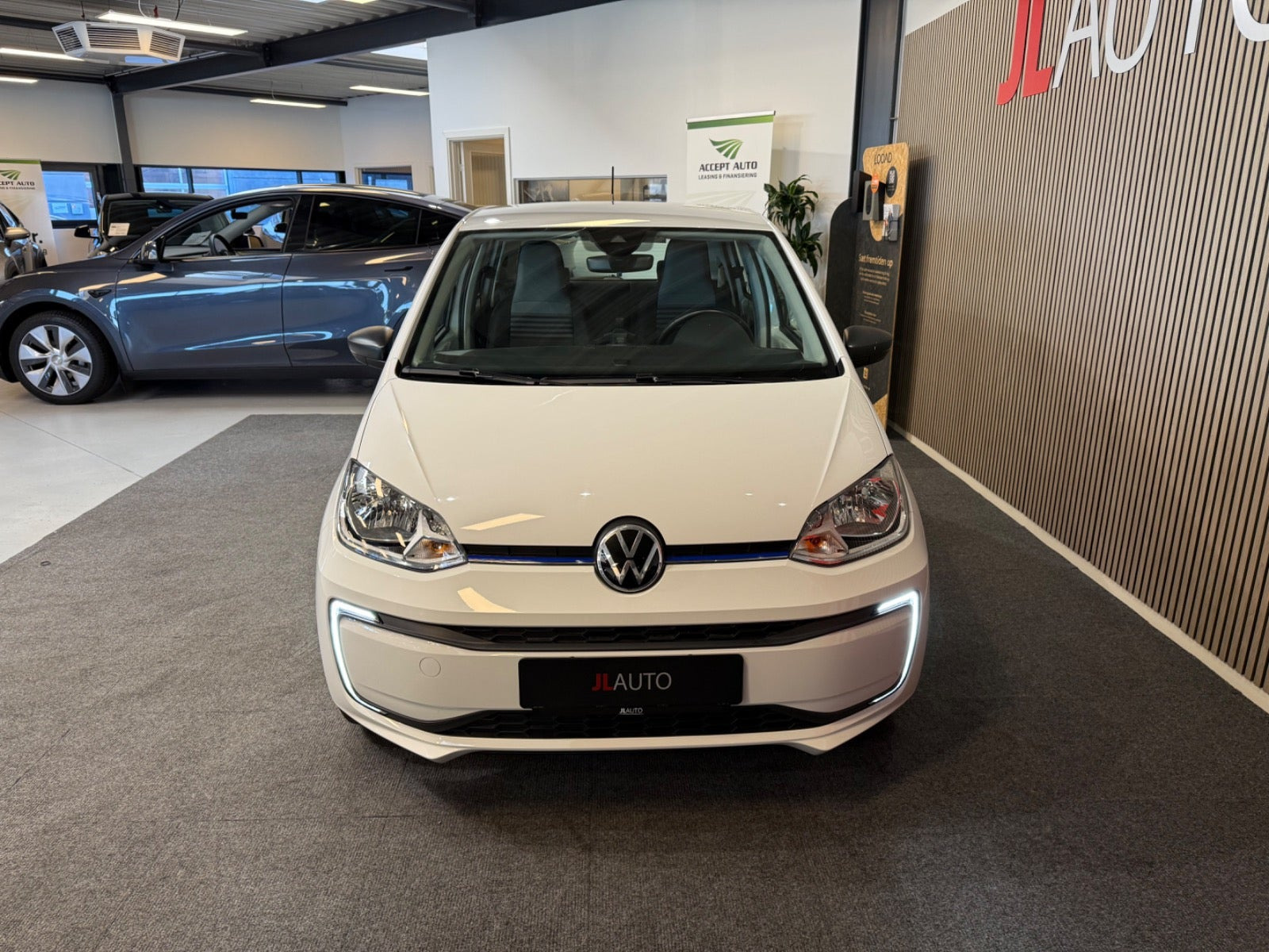 Hvid VW E-UP! fra 2023