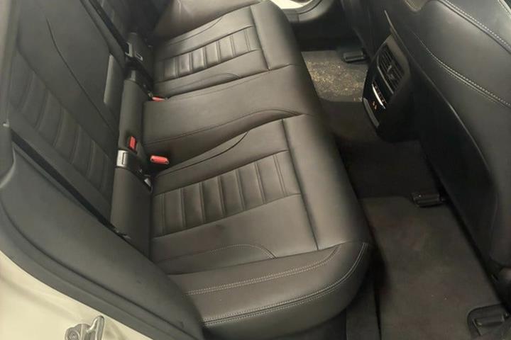Hvid BMW i4 fra 2025