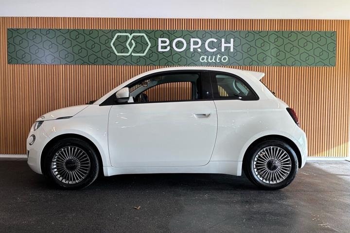 Hvid Fiat 500e fra 2023