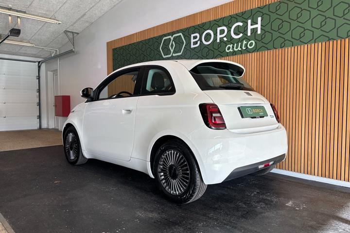 Hvid Fiat 500e fra 2023
