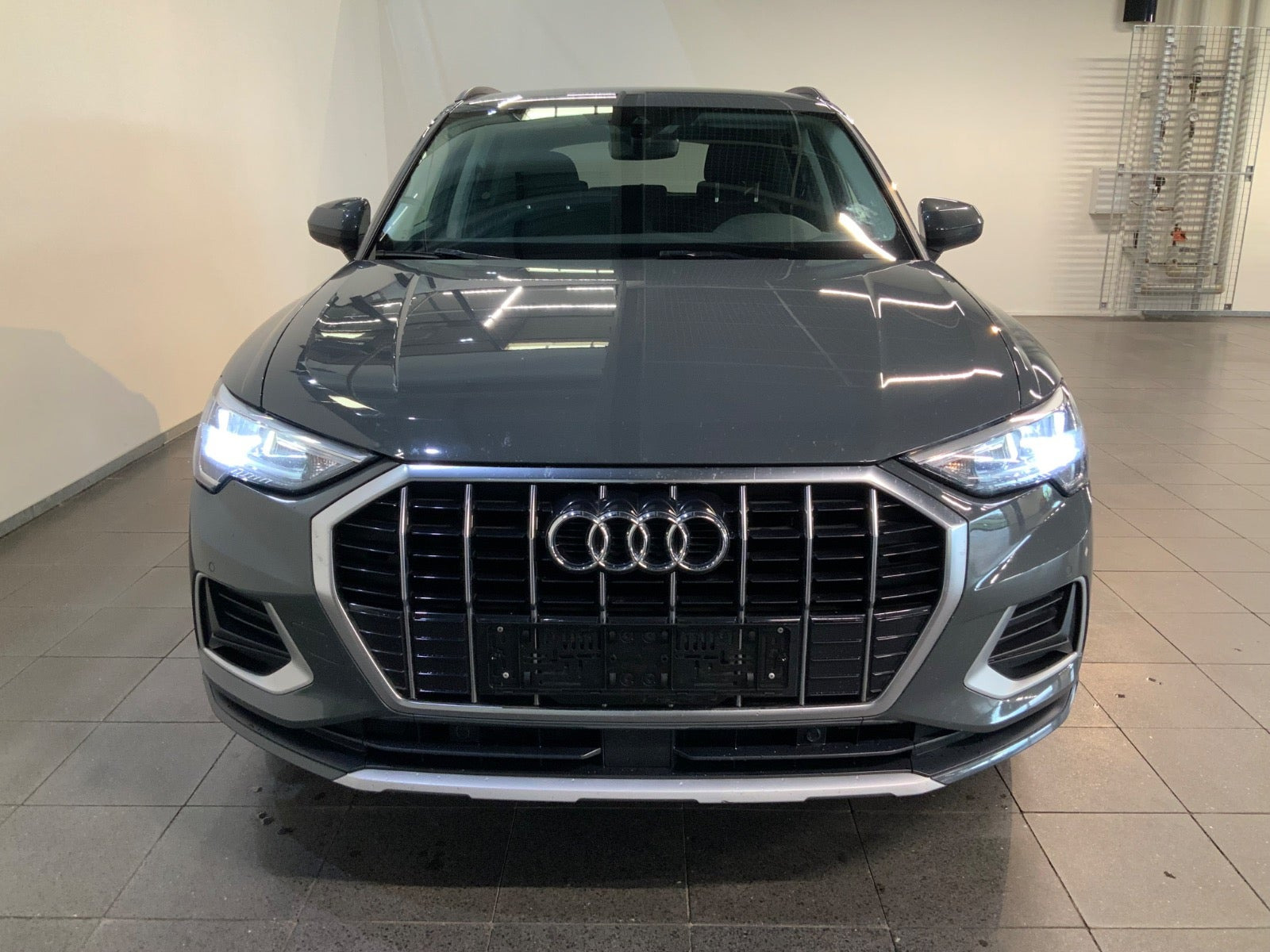 Grå Audi Q3 fra 2019
