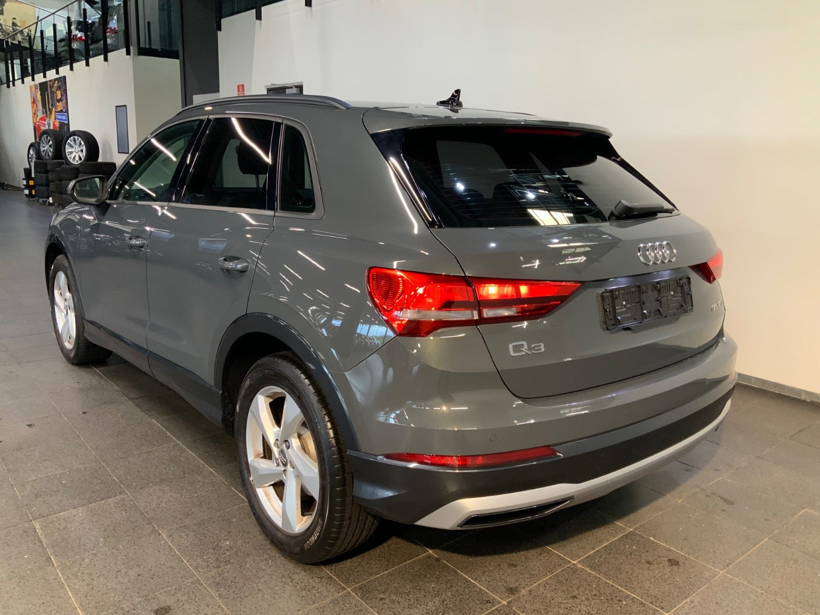Grå Audi Q3 fra 2019