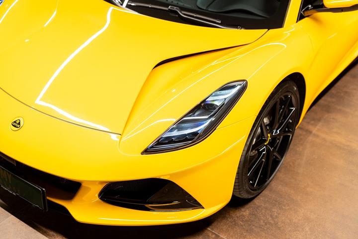 Gul Lotus Emira fra 2025