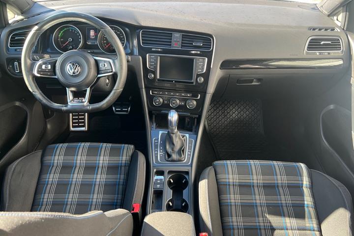 Hvid VW Golf VII fra 2017