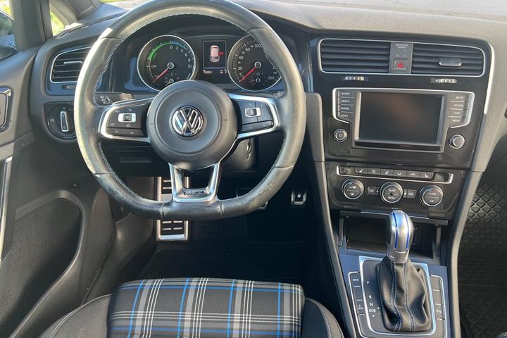 Hvid VW Golf VII fra 2017