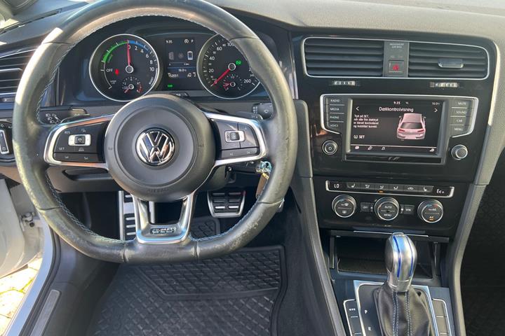 Hvid VW Golf VII fra 2017