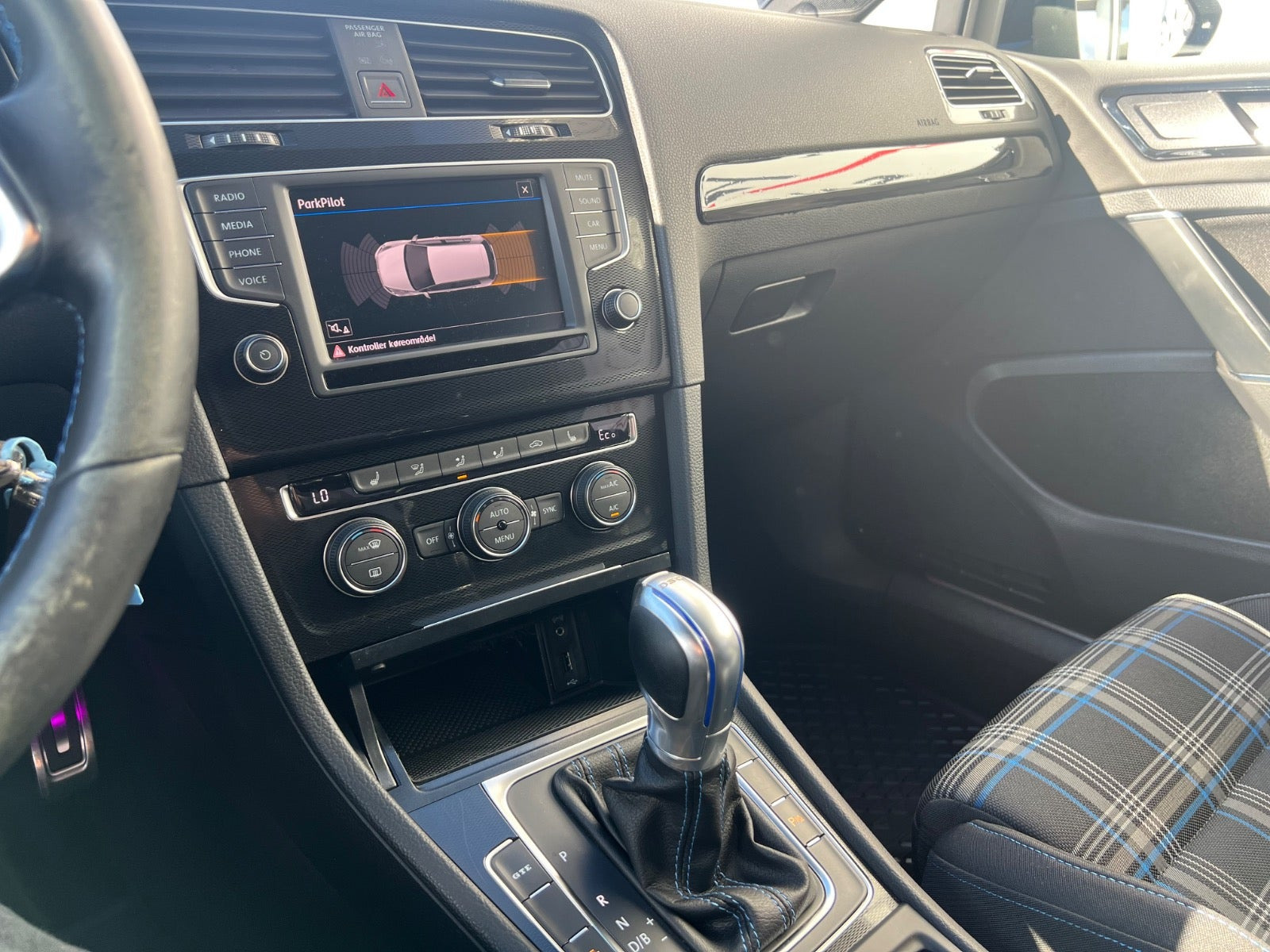 Hvid VW Golf VII fra 2017