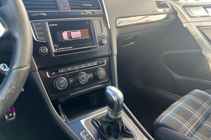 Hvid VW Golf VII fra 2017