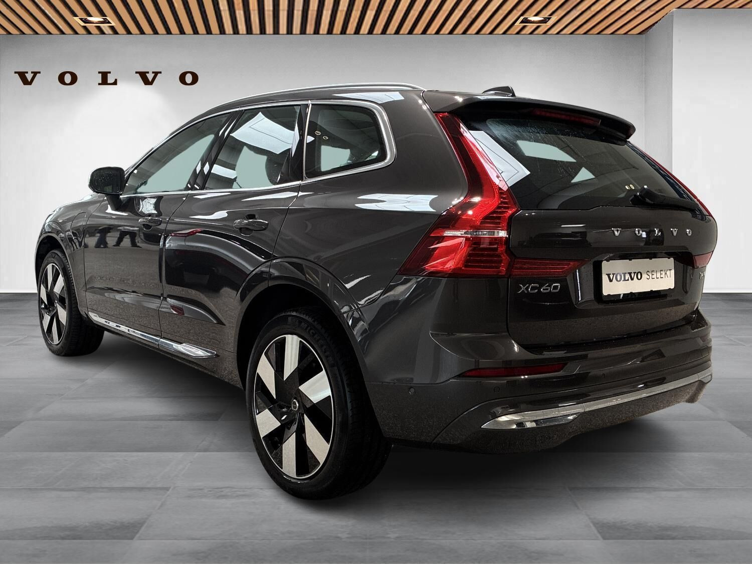 Grå Volvo XC60 fra 2025