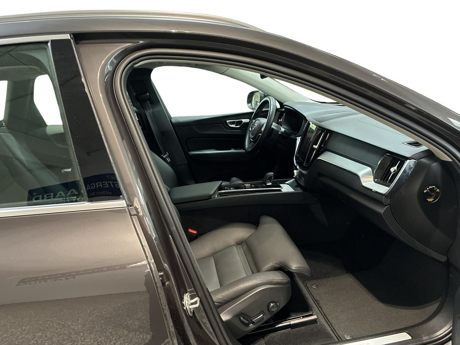Grå Volvo XC60 fra 2025