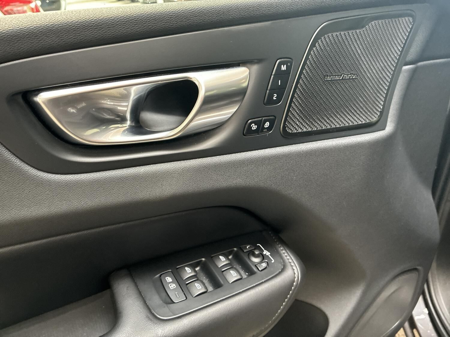 Grå Volvo XC60 fra 2025