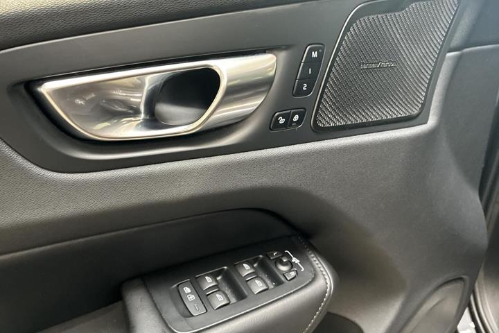 Grå Volvo XC60 fra 2025