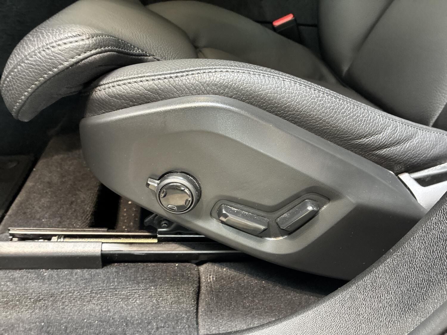 Grå Volvo XC60 fra 2025