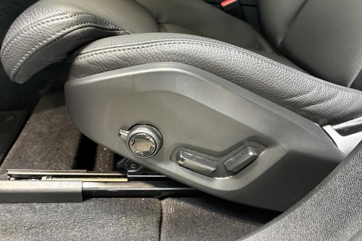 Grå Volvo XC60 fra 2025