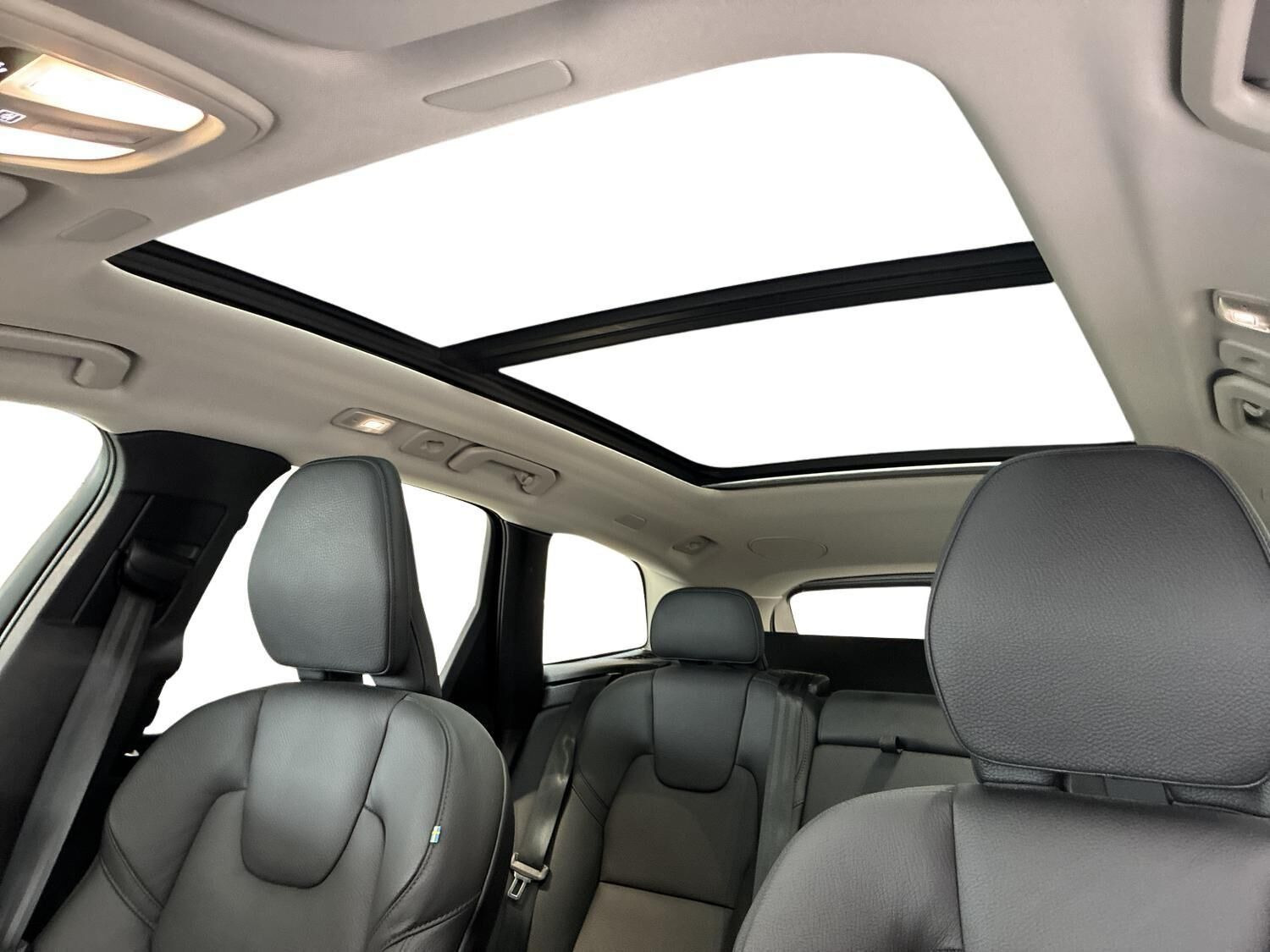 Grå Volvo XC60 fra 2025