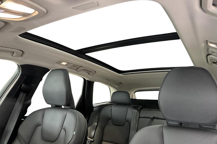 Grå Volvo XC60 fra 2025