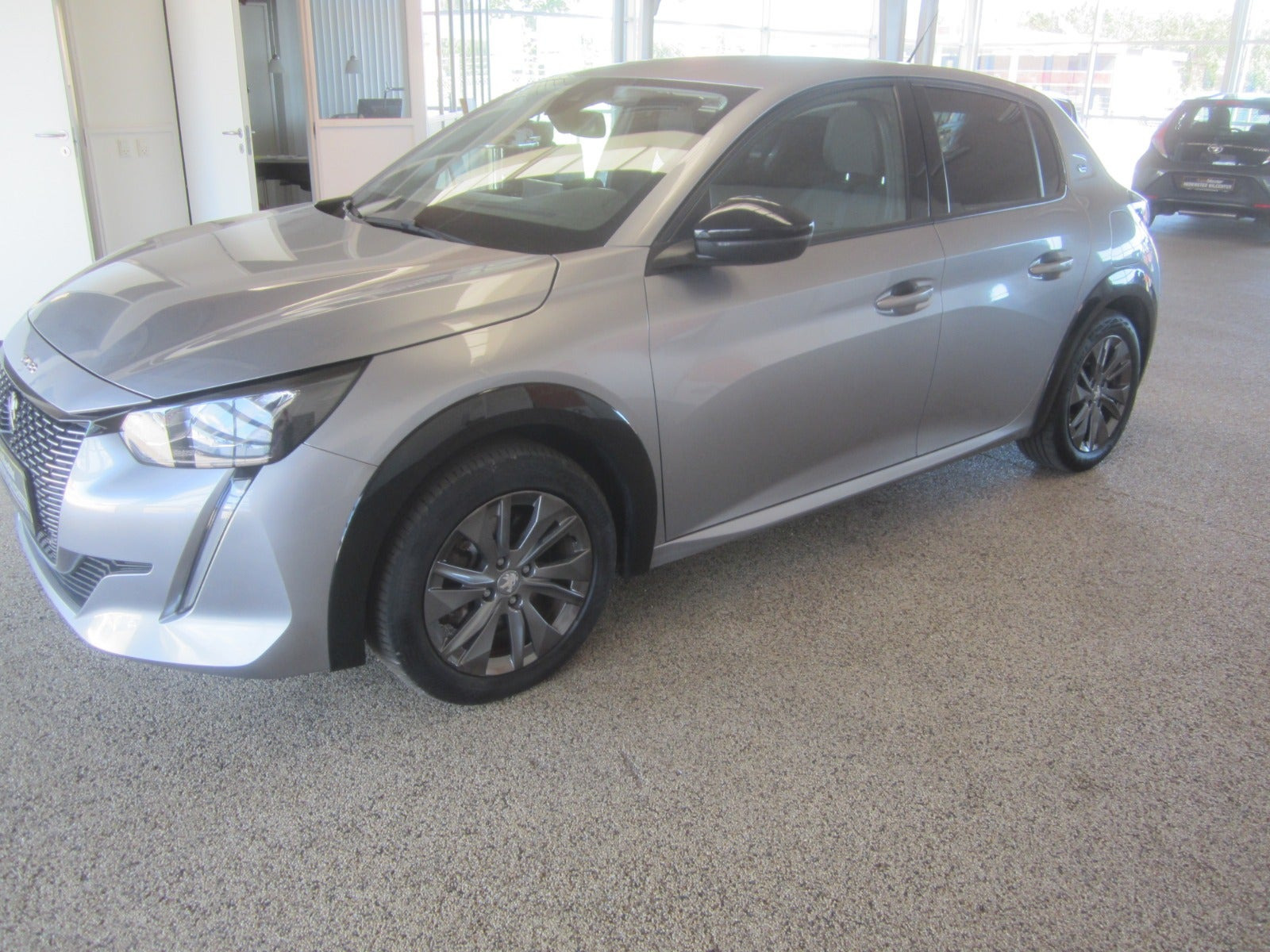 Grå Peugeot e-208 fra 2022
