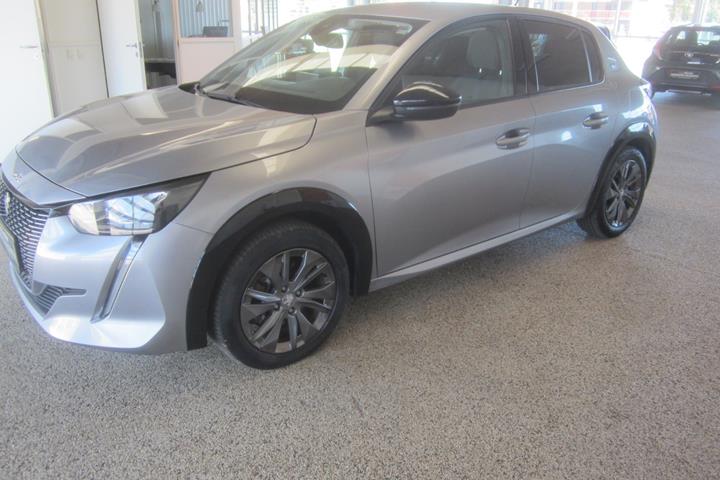Grå Peugeot e-208 fra 2022