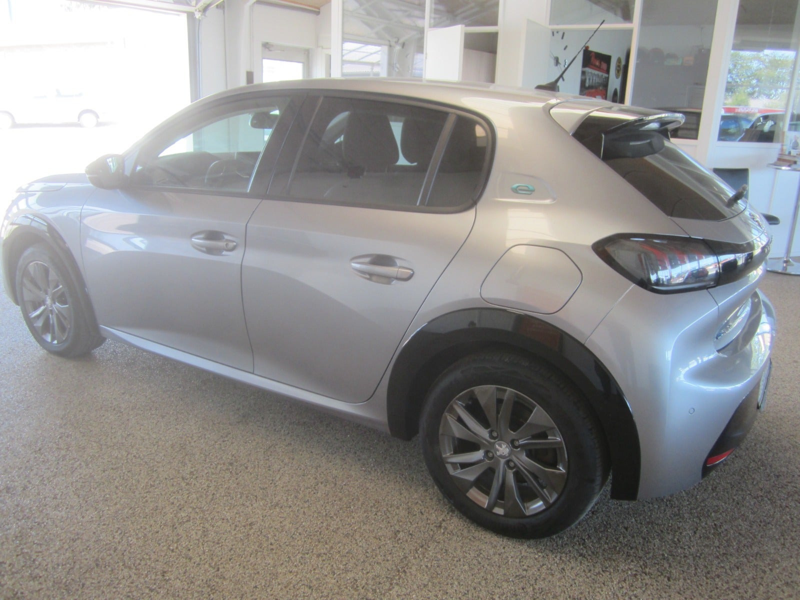 Grå Peugeot e-208 fra 2022