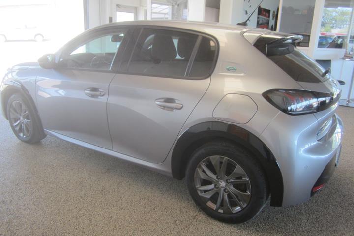 Grå Peugeot e-208 fra 2022
