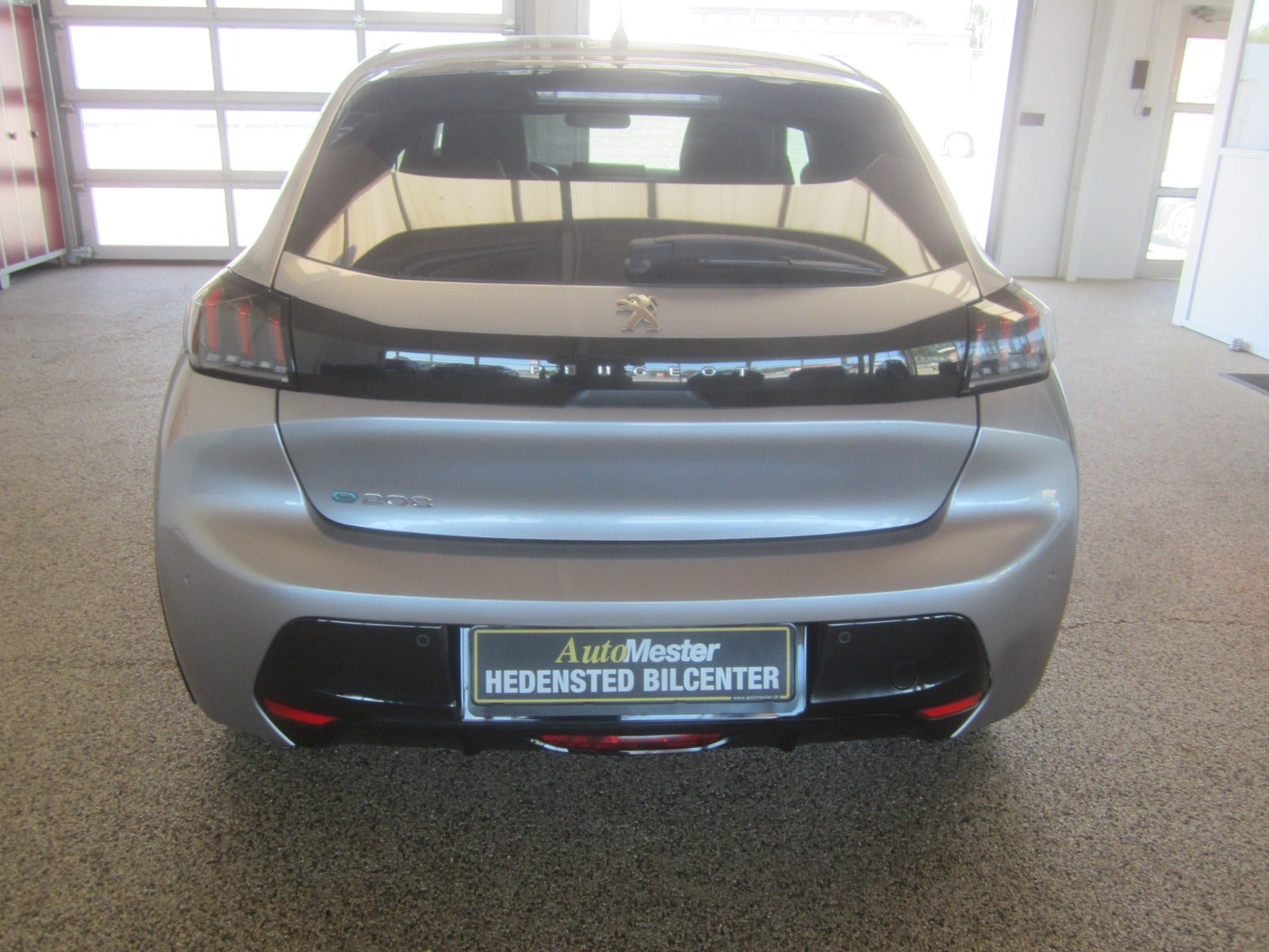 Grå Peugeot e-208 fra 2022