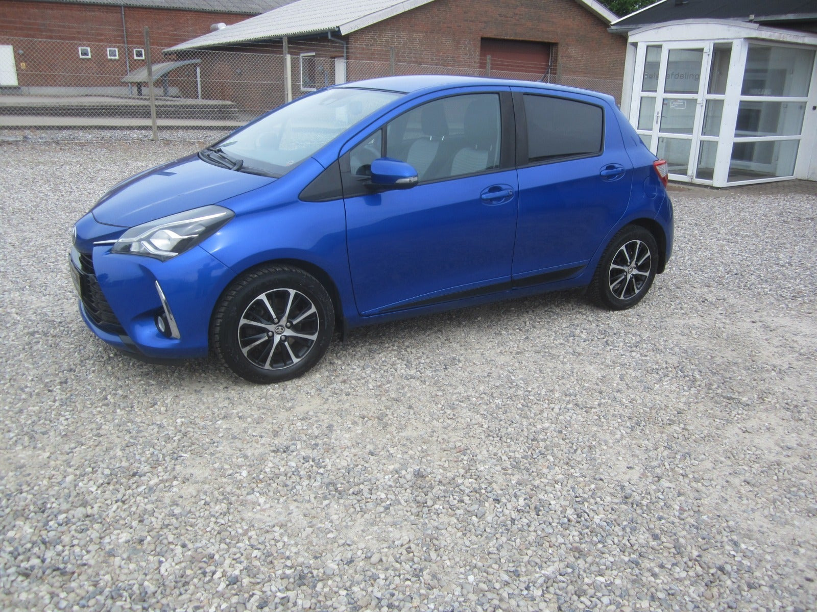 Blå Toyota Yaris fra 2019