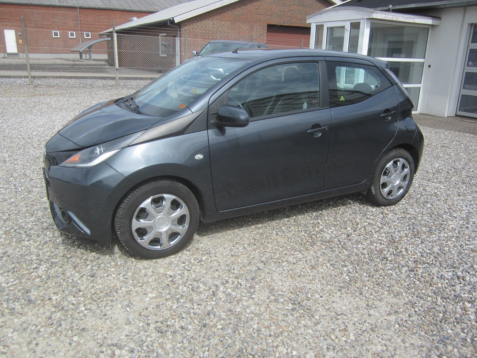 Grå Toyota Aygo fra 2015