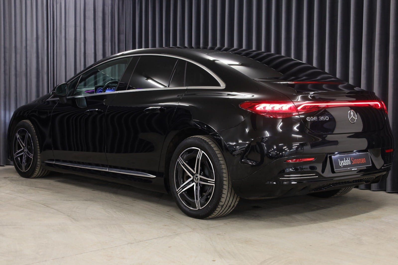 Sort Mercedes EQE350+ fra 2022