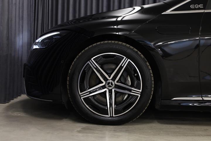 Sort Mercedes EQE350+ fra 2022