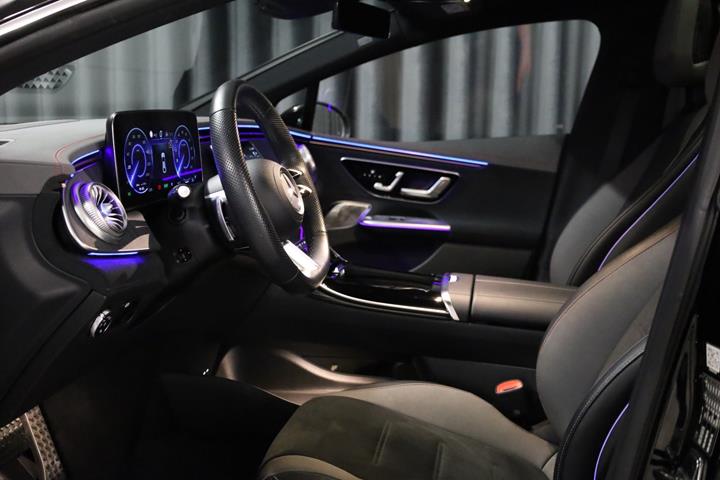 Sort Mercedes EQE350+ fra 2022