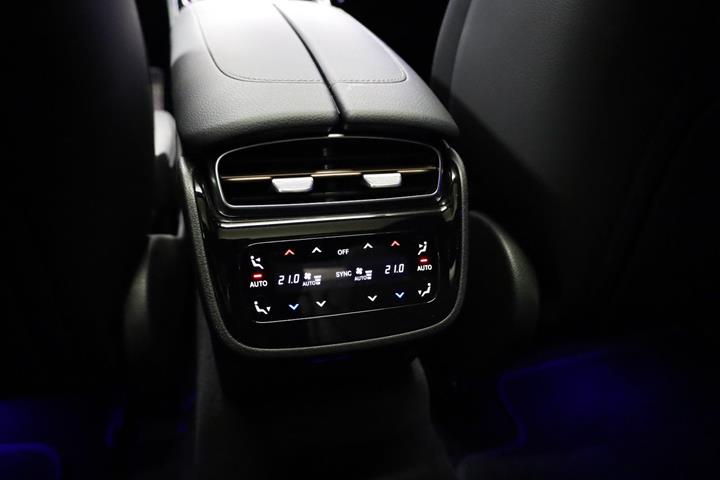 Sort Mercedes EQE350+ fra 2022