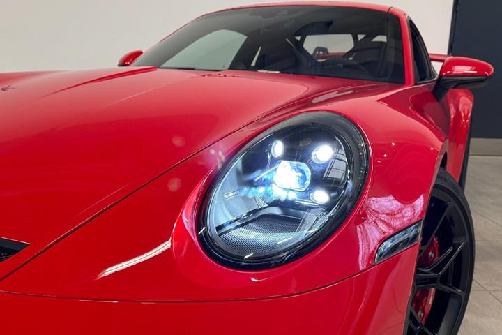 Rød Porsche 911 GT3 fra 2024