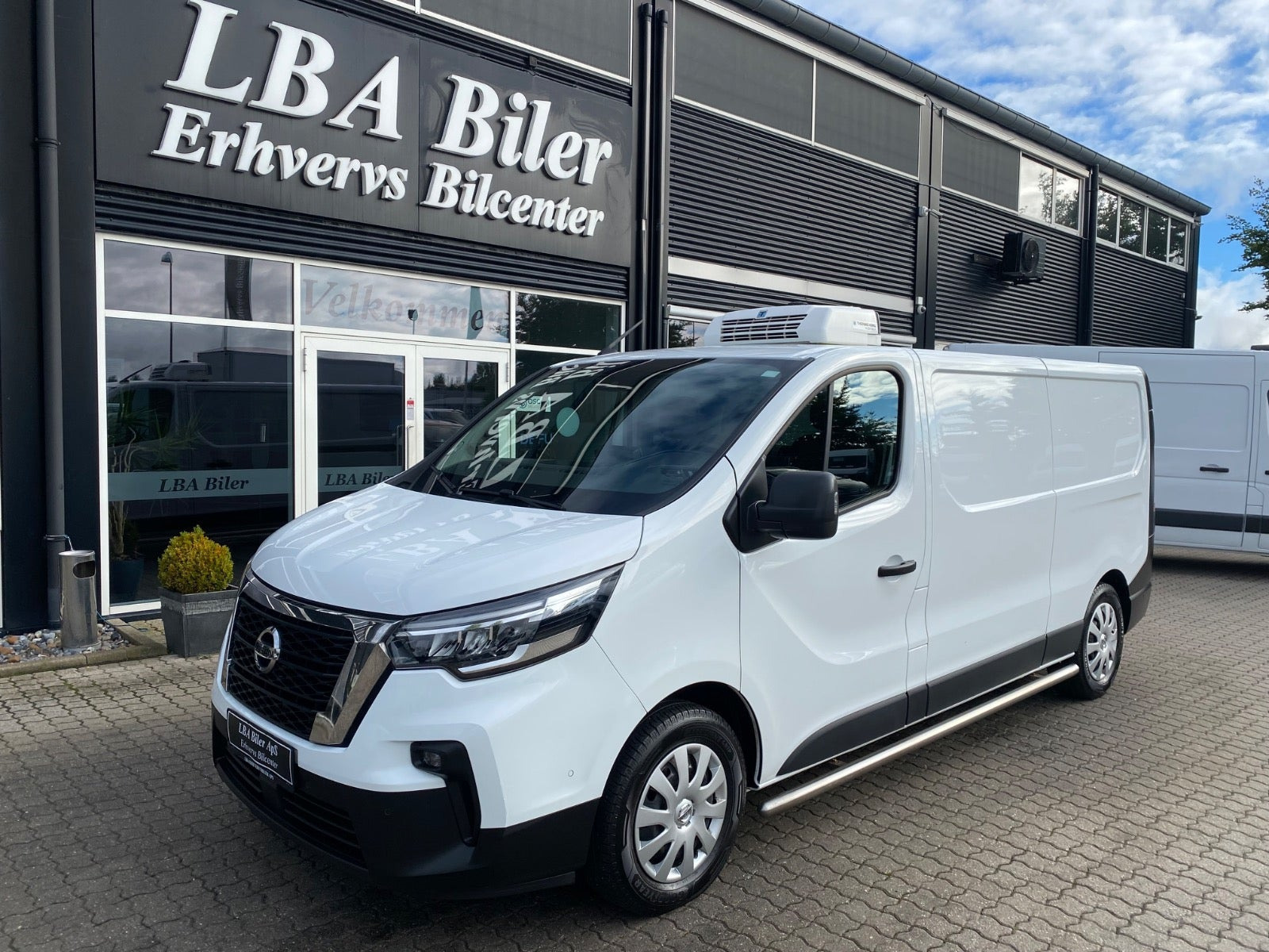 Hvid Nissan Primastar fra 2024