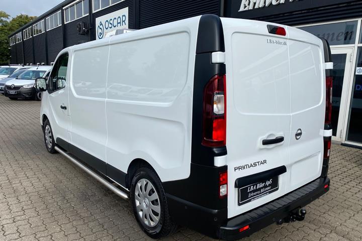 Hvid Nissan Primastar fra 2024