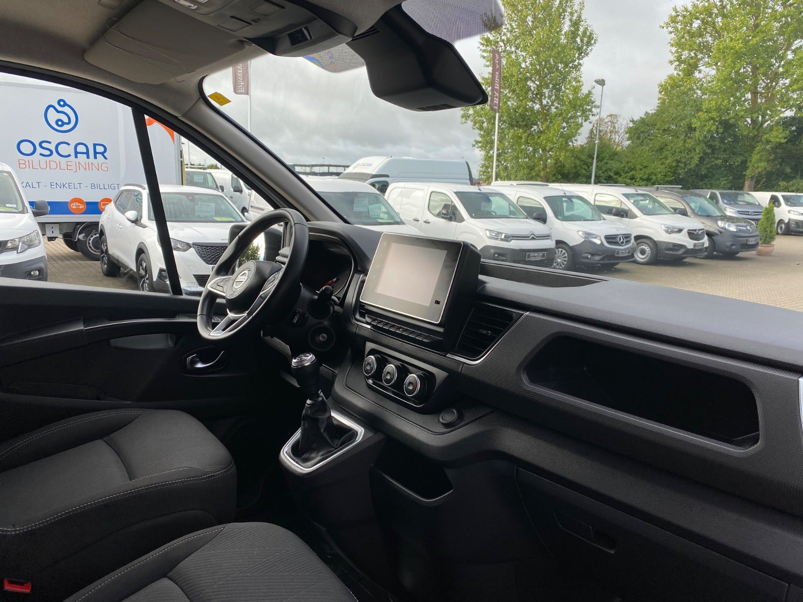 Hvid Nissan Primastar fra 2024
